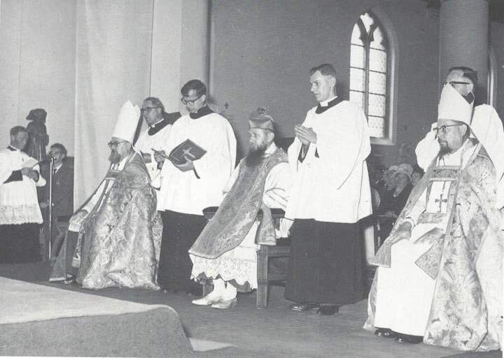 Opnamen tijdens de pontificale mis. Het altaar, de midienaars en de zusters