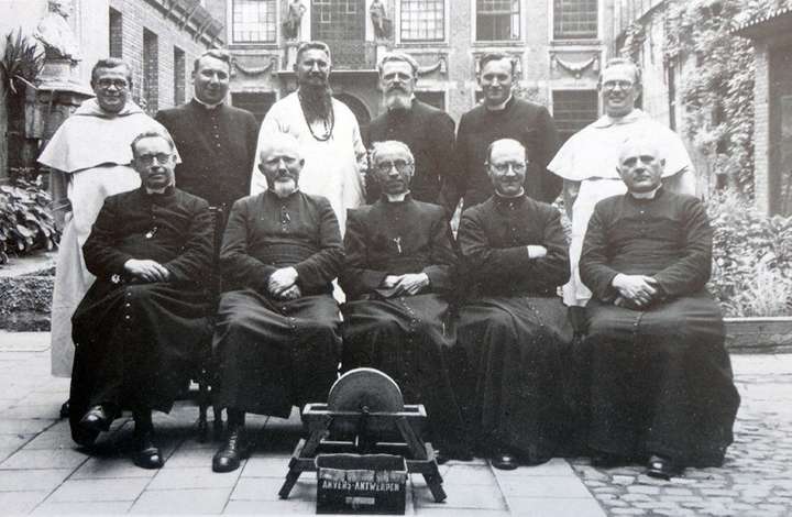 Loenhouts priesterkranske in Antwerpen, 1945.